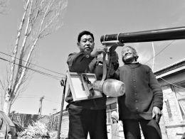 天鎮(zhèn)縣許家夭村家家院里豎起太陽(yáng)能路燈貧困村