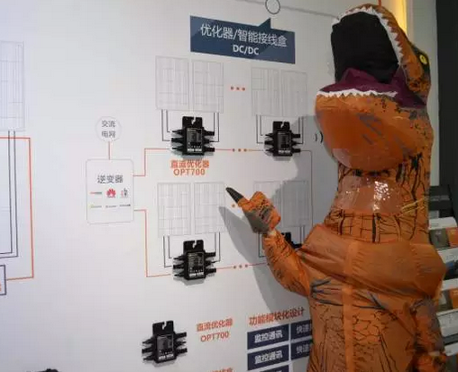 驚！SNEC展會出現(xiàn)史前動物 暴龍帶你逛展會