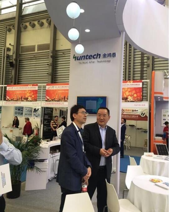 新品發(fā)布，無(wú)人機(jī)展示     金鴻泰驚艷亮相SNEC 2017