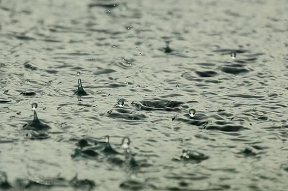 雨滴也能發(fā)電？能量轉(zhuǎn)化率達(dá)85% 可與太陽能結(jié)合