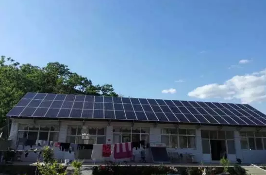 夏日天氣熱!用電緊張，電費(fèi)高，怎么辦? 王大爺卻不在乎