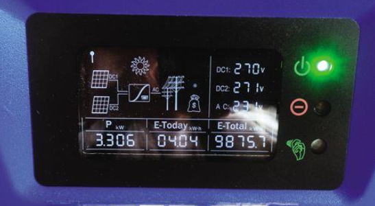 屋頂上加了塊光伏板 降溫且能發(fā)電賺錢(qián)！