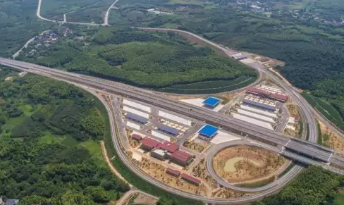 高速公路也建光伏發(fā)電站！年發(fā)電量達(dá)40萬(wàn)千瓦