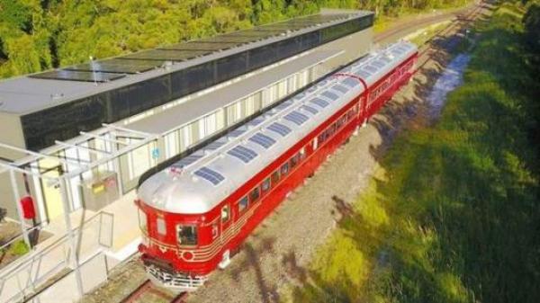 澳大利亞推出全球第一輛太陽(yáng)能列車(chē)可容納百人