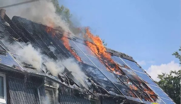 德國一民宅屋頂太陽能電站起火，整個屋頂燒成“骨架”