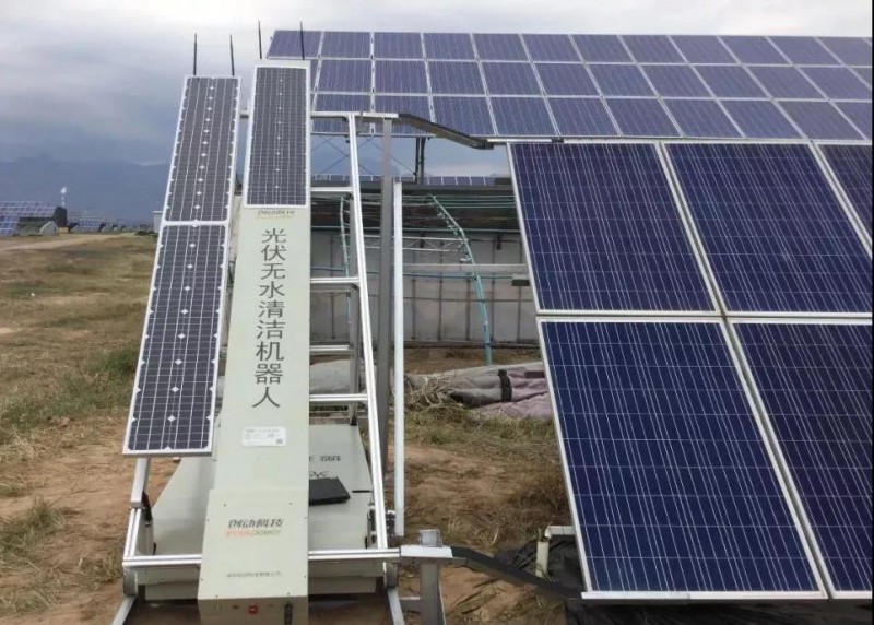 有創(chuàng)動光伏無水清潔機器人代班，咱光伏人國慶可以輕松浪啦！
