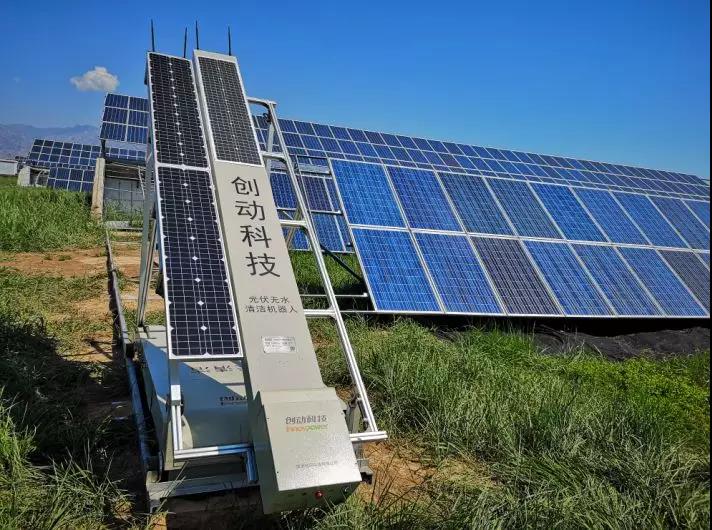 有創(chuàng)動光伏無水清潔機器人代班，咱光伏人國慶可以輕松浪啦！