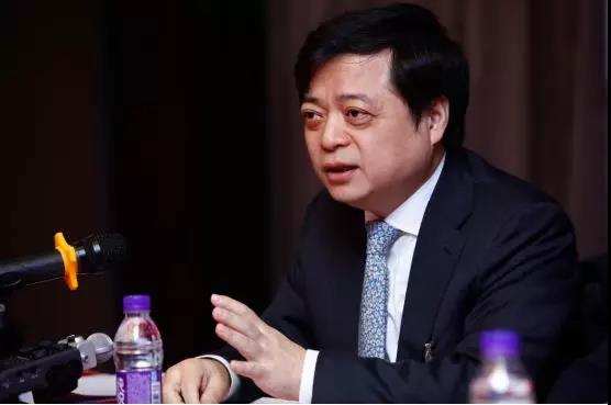作為全國政協(xié)常委、全國工商聯(lián)副主席，正泰集團董事長南存輝帶來了《關(guān)于加快解決光伏補貼拖欠問題的提案》《關(guān)于進一步完善光伏發(fā)電增值稅優(yōu)惠政策的提案》《關(guān)于完善光伏發(fā)電土地稅費政策的提案》《關(guān)于無補貼分布式光伏項目允許自主招標的提案》《關(guān)于完善電力業(yè)務(wù)許可證豁免范圍的提案》《關(guān)于進一步促進清潔供暖規(guī)范發(fā)展的提案》等12份提案，堪稱代表、委員中的“敬業(yè)模范”。